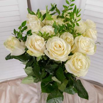 Букет 15 белых роз сорта 