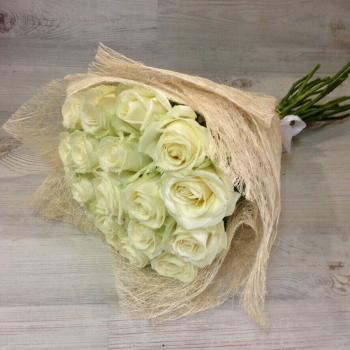 Букет 19 белоснежных роз (60 см)