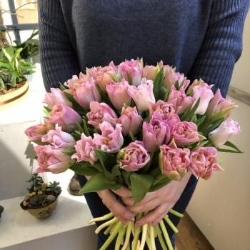 35 пионовидных розовых тюльпана с атласной лентой