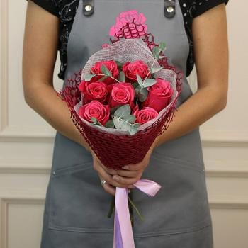 7 розовых роз с эвкалиптом (60 см)