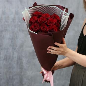 9 бордовых роз в премиум упаковке (70 см)
