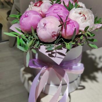 9 нежно-розовых пионов в шляпной коробке