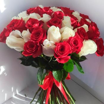 Букет Алые и белые розы 40 см