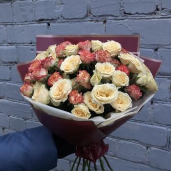 Букет из 11 кустовых роз в премиум упаковке