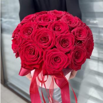 Букет из 21 алой розы в шляпной коробке (Россия)