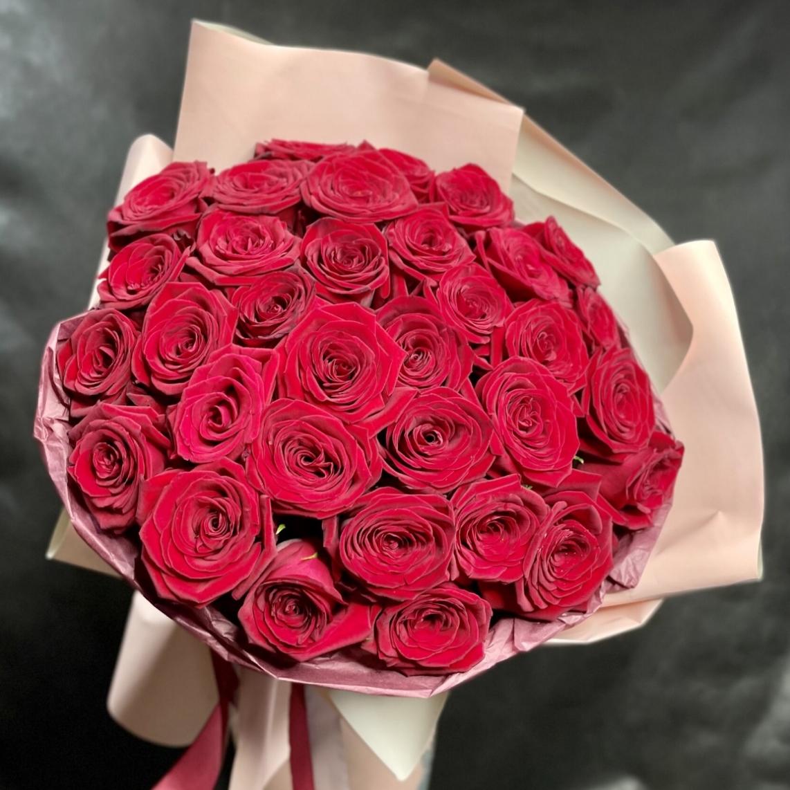 Букет из 33 красных роз