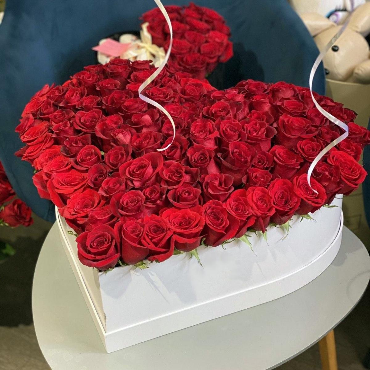 Цветочное сердце из 51 розы