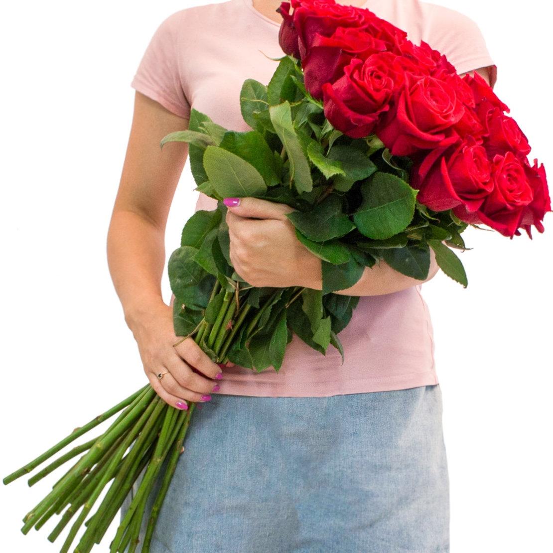 Розы алые 25 шт. 70 см